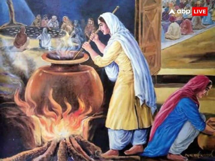 लंगर जिसका अर्थ है एक ऐसी जगह जहां सब एक सामान और एक साथ आकार भोजन करते हैं. इसमें अपनी सामाजिक स्थिति और धार्मिक चीजों को भूल कर जब आप एक साथ आकर भोजन करते हैं उसे लंगर कहते हैं.