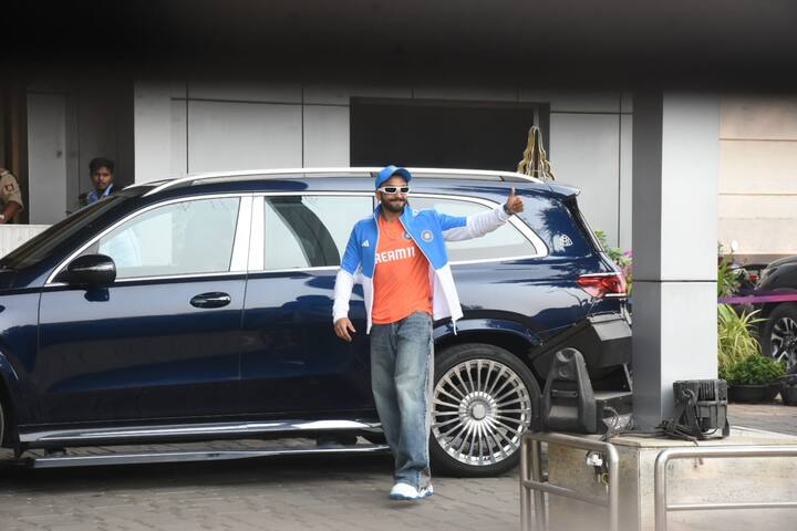 Furthermore, Ranveer Singh arrived at the stadium in style.