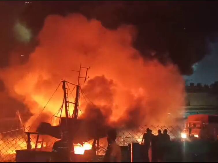 Vizag Fire Accident More than 60 boats were gutted in a fire at Vizag Fishing Harbour Vizag Fishing Harbor : వైజాగ్‌ ఫిషింగ్ హార్బర్‌లో అగ్ని ప్రమాదం - 60కి పైగా బోట్లు దగ్దం