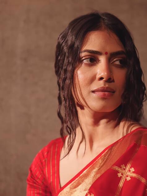 தற்போது இவர் சிவப்பு நிற உடையில் நிலவொளியில் ஜொலிக்கும் சில அழகிய புகைப்படங்களை தனது இன்ஸ்டா பக்கத்தில் பதிவிட்டுள்ளார்.