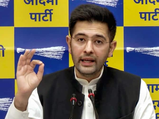 AAP MP Raghav Chadha Meets Election Commission Demands Strict Action  Against BJP | Delhi: AAP सांसद राघव चड्ढा ने की चुनाव आयोग से मुलाकात, BJP  के खिलाफ की सख्त कार्रवाई की मांग