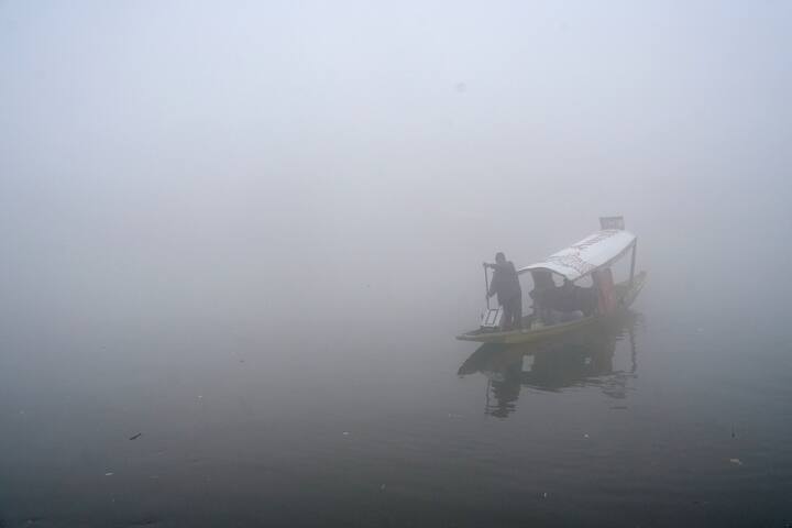 आईएमडी के मुताबिक, शहर के अधिकतम तापमान में भी गिरावट देखी गई. रविवार को शहर का अधिकतम तापमान 12.5 डिग्री सेल्सियस दर्ज किया गया.