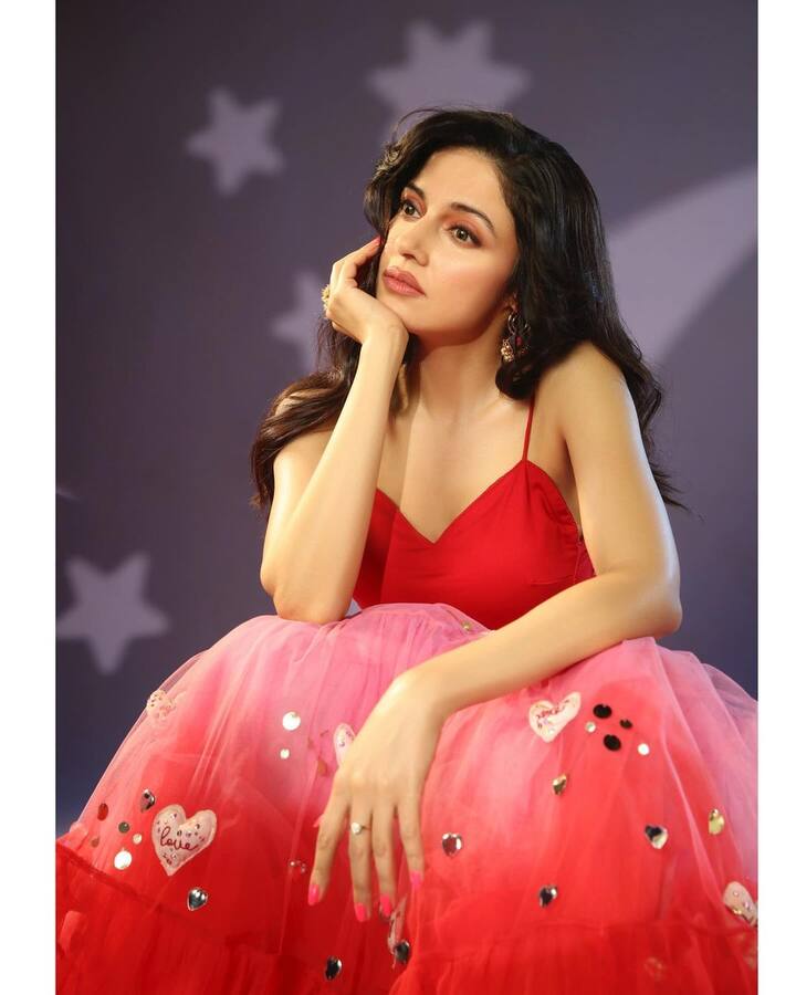 એક્ટ્રેસ દિવ્યા ખોસલા અલગ અલગ અંદાજમાં શાનદાર પોઝ આપતી જોવા મળે છે.