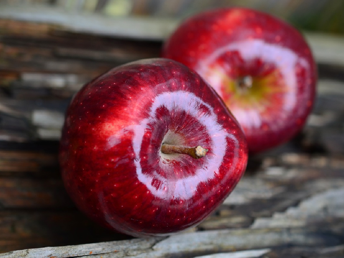 Benefits of eating apple: उपाशी पोटी सफरचंद खाण्याचे फायदे काय आहेत? जाणून घ्या...