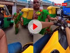 Video: सिग्नल पर भीख मांगने वाले किन्नर ने दिया डिजिटल पेमेंट का ऑप्शन, QR Code दिखाकर लिए पैसे, देखें वीडियो