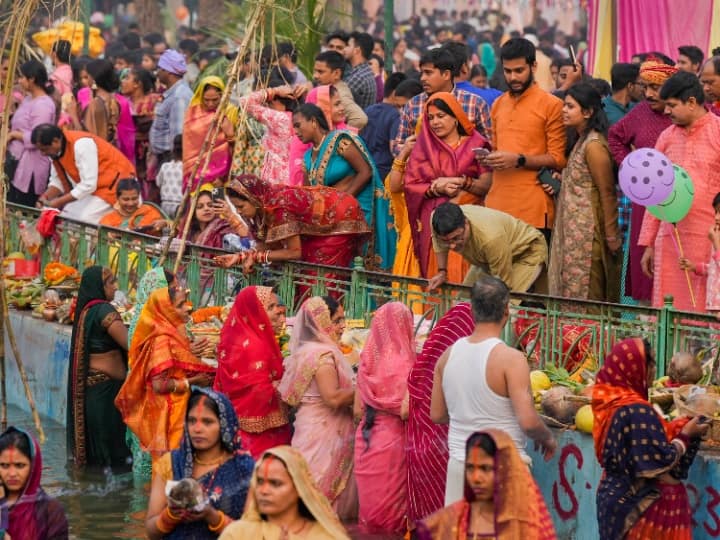 Chhath Puja In Delhi: लोक आस्था के महापर्व छठ पर्व का आज उदीयमान सूर्य को अर्घ्य देने के साथ ही समापन हो गया है. राजधानी दिल्ली में बनाए गए छठ घाटों पर सुबह से छठी व्रती पहुंचने लगे थे.