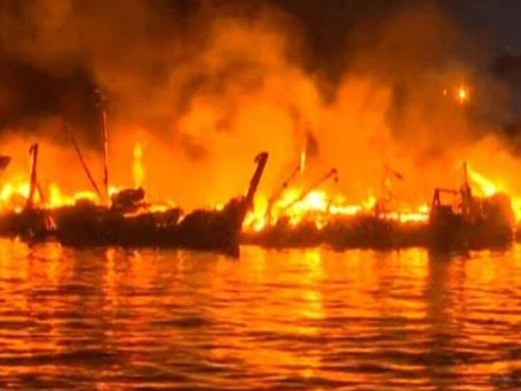 Massive fire accident at Vizag fishing Harbour last night At least  25 to 40 boats caught fire as per reports Visakhapatnam: விசாகப்பட்டினம் மீன்பிடி துறைமுகத்தில் தீ விபத்து.. எரிந்து நாசமான 40க்கும் மேற்பட்ட படகுகள்..!