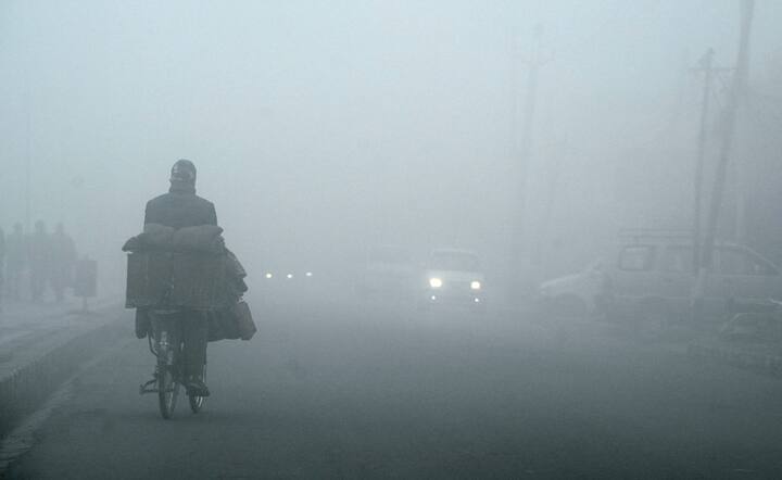 मौसम विभाग ने बताया कि दक्षिण कश्मीर के शोपियां में न्यूनतम तापमान शून्य से 3.8 डिग्री सेल्सियस कम और पहलगाम में न्यूनतम तापमान शून्य से 2.6 डिग्री सेल्सियस कम दर्ज किया गया.