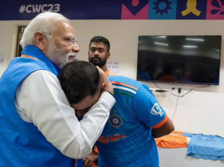 PM Modi visits Team India dressing room comforts Mohammed Shami with a hug PM Modi: మోదీని పట్టుకుని ఏడ్చేసిన క్రికెటర్లు, టీమిండియా డ్రెస్సింగ్‌ రూంలో ప్రధాని
