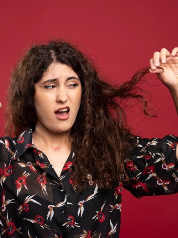 कम उम्र में ही क्यों झड़ने लगते हैं बाल?