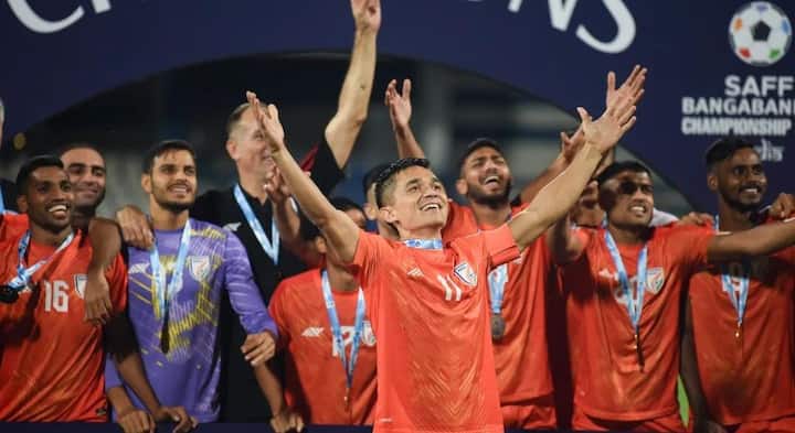 சுனில் சேத்ரி தலைமையில் இறங்கியது இந்திய கால்பந்து அணி. தொடக்கம் முதலே இரு அணிகளும் மாறி மாறி கோல்களை வளைக்குள் தள்ள முயற்சித்தன.