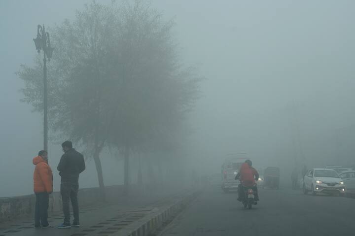 तापमान में गिरावट के कारण कश्मीर में शीतलहर चलने लगी. बता दें इस बात की जानकारी भारत मौसम विज्ञान विभाग (आईएमडी) ने दी.