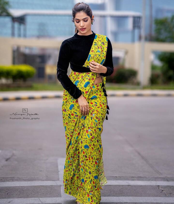 ప్రొఫెషనల్​గా లాయర్​ చదివింది ఈ బ్యూటీ.