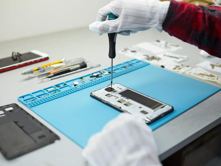 keep these things in mind before giving your phone to repair shop or service center सर्विस सेंटर में फोन देने से पहले जरूर कर लें ये काम, इग्नोर करना पड़ सकता है भारी  