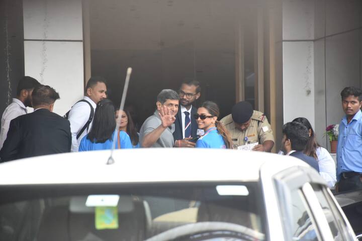 Prior to leaving for the match, Prakash Padukone and Deepika also posed with photographers together.
