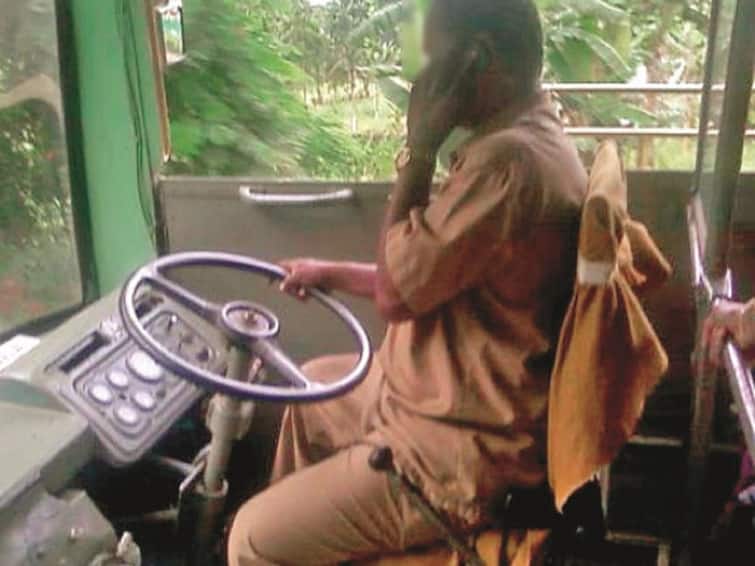 ST Bus Driver will loose his job or face disciplinary action for using mobile phone while driving say msrtc administration ST Bus : एसटी चालवताना मोबाईलचा वापर; चालकावर कारवाईची कुऱ्हाड कोसळणार