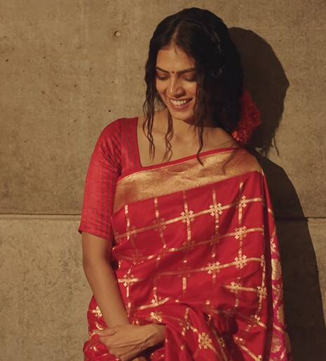 நடிகை மாளவிகா மோகனன் தென்னிந்திய திரையுலகில் பிரபலமான நடிகைகளுள் ஒருவர்.