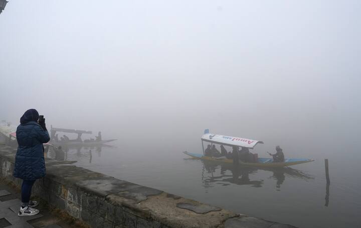 श्रीनगर शहर सुबह-सुबह घने कोहरे से ढका हुआ था, जिससे कम दृश्यता के कारण वाहन चालकों को परेशानियों का सामना करना पड़ा.