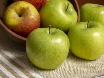 Varieties of apple and its benefits golden apple red apple Apple Benefits: இத்தனை வகை ஆப்பிள்கள் உள்ளதா? ஆரோக்கிய நலன்களும் ஏராளம் - இப்போவே வாங்கி சாப்பிடுங்க