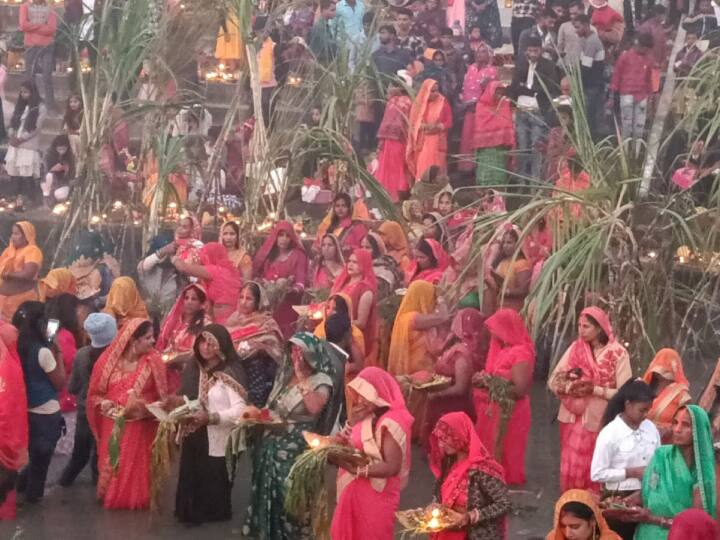 chhath puja 2023 devotees give araghya to rising sun in gorakhpur ann Chhath Puja 2023: उगते सूर्य देव को अर्घ्य देकर पूरा किया छठ व्रत, गोरखपुर में घाट पर उमड़ी भीड़