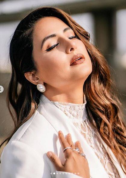 ਅਭਿਨੇਤਰੀ ਨੇ ਚਿੱਟੇ ਰੰਗ ਦੇ ਫੋਰਮਲ ਆਊਟਫਿਟ ਵਿੱਚ ਕਲਾਸੀ ਤਸਵੀਰਾਂ ਸਾਂਝੀਆਂ ਕਰਕੇ ਸਾਬਤ ਕੀਤਾ ਕਿ ਉਸਦੀ ਡਰੈਸਿੰਗ ਸੈਂਸ ਸ਼ਾਨਦਾਰ ਹੈ।