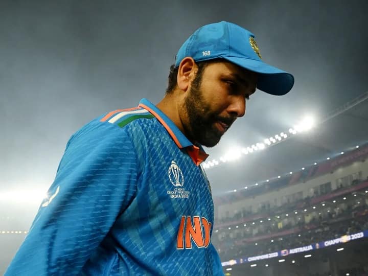 Rohit Sharma mohammed siraj Crying after world cup 2023 final defeat against Australia Video IND vs AUS Final: देर तक थामे रखने के बाद भी निकल पड़े रोहित के आंसू, सिराज भी फूट-फूट कर रोए; देखें रुला देने वाला वीडियो