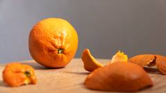 Orange Benefit: ভুলেও ফেলবেন না কমলার খোসা! একগুচ্ছ গুণ লুকিয়ে এই ফলের ফেলা দেওয়া অংশে