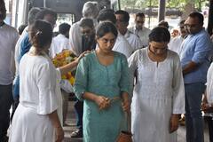 Sanjay Gadhvi Death: पंचतत्व में विलीन हुए संजय गढ़वी, 'धूम 2' डायरेक्टर को तबू से लेकर आशुतोष गोवारिकर तक ने नम आंखों से दी अंतिम विदाई