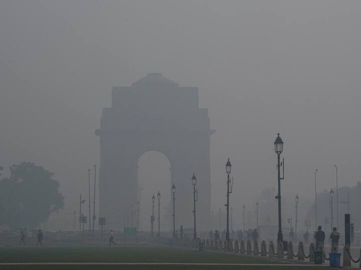 The air quality improved slightly on Monday even though a thick layer of smog continued to engulf the national capital. (Image Source: PTI)