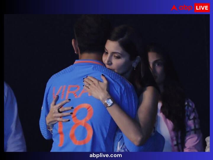IND vs AUS World Cup 2023 anushka sharma hugs virat kohli after india loses world cup 2023 final photo viral IND vs AUS Final: टीम इंडिया की हार से दुखी Virat Kohli को संभालती नजर आईं Anushka Sharma, एक्ट्रेस ने पति को गले लगाकर बढ़ाया हौसला