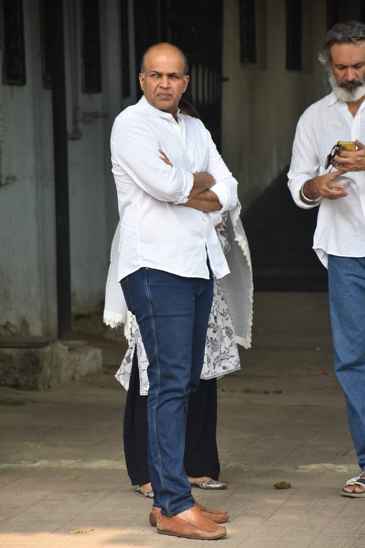 Filmmaker Ashutosh Gowariker was also present at the last rites of the 'Dhoom' director.