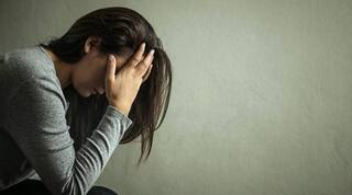 Mental Health : तुमचा एकटेपणा नैराश्यात बदलू शकतो! 'या' लक्षणांकडे दुर्लक्ष करणं पडू शकतं महागात
