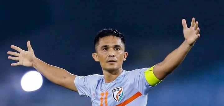 கிரிக்கெட்டுக்கு புகழ் பெற்ற நாடான இந்தியா கால்பந்தாட்டத்தில் பெரிய அளவில் பங்களிப்பை கொடுக்கவில்லை என்றாலும் இந்திய அணியை சர்வதேச அளவிற்கு பேச வைத்தவர் இந்திய கால்பந்து அணியின் கேப்டன் சுனில் சேத்ரி.