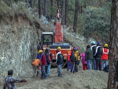 टनल में 41 जिंदगियों को बचाने जाएगा रोबोट, दवाई और ड्राई फ्रूट्स भेजे