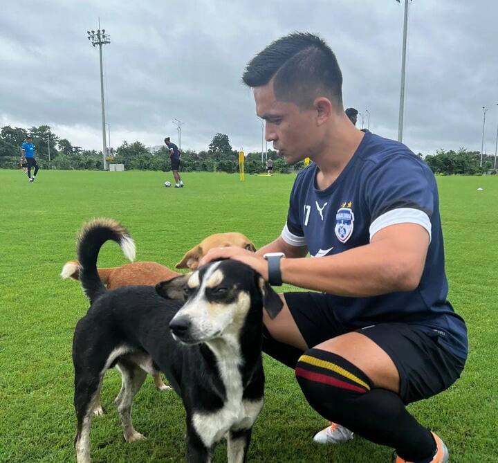 இந்திய அணியின் நட்சத்திர வீரர் சுனில் சேத்ரி 82 கோல்களுடன் தரவரிசை பட்டியலில் மூன்றாம் இடத்தில் உள்ளார்.