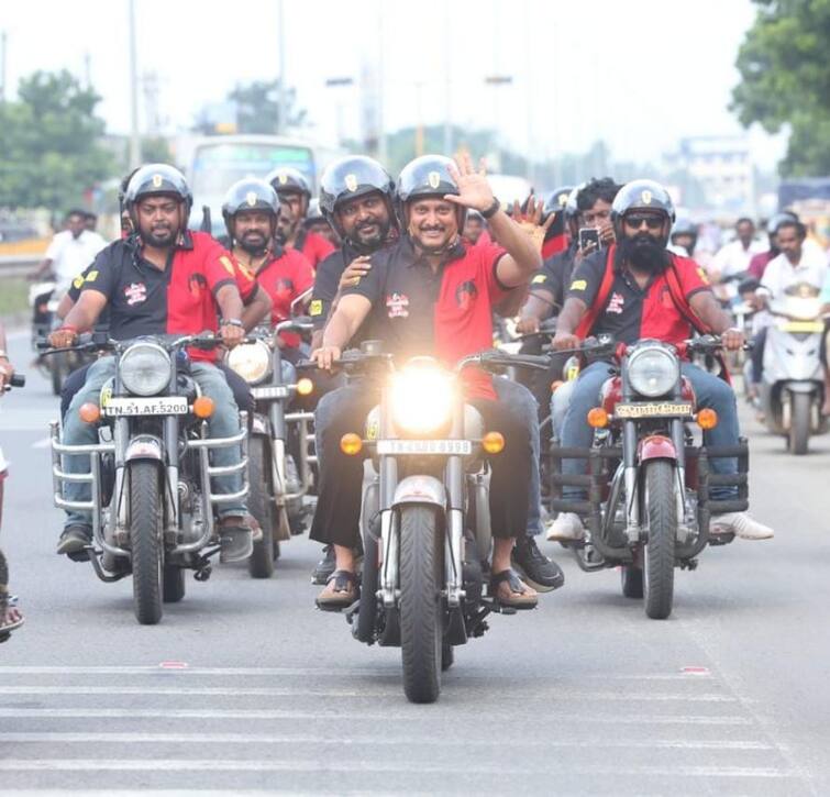 DMK youth team two-wheeler rally Minister Anbhil Mahesh drive bike TNN திமுக இளைஞர் அணி இருசக்கர வாகன பேரணி - திருச்சியில் அமைச்சர் ஓட்டி உற்சாகம்
