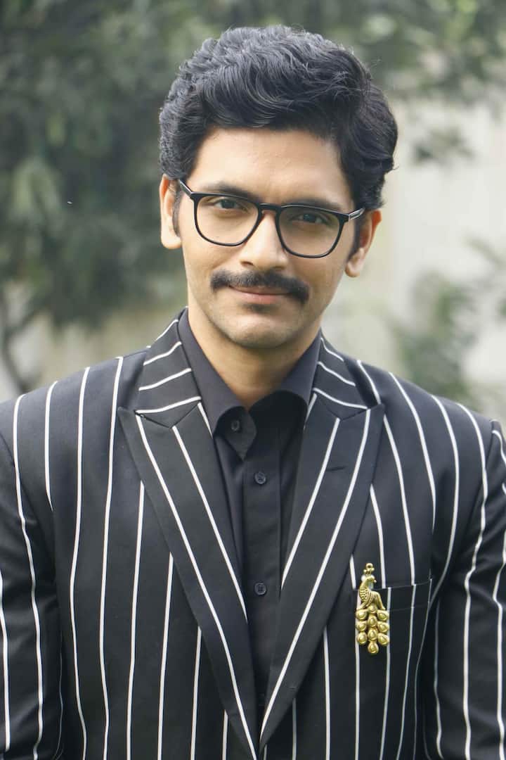 ধারাবাহিকের শ্যুটিং মানেই বেশ চাপ থাকে। সেই শিডিউল কীভাবে সামলাচ্ছেন অর্জুন? অভিনেতা বলছেন, 'ধারাবাহিকে কাজ করার বিভিন্ন দিক রয়েছে। আমি যে সময়ে ধারাবাহিকে অভিনয় করতাম, সেখানে কোনও নির্দিষ্ট সময় ছিল না। এখন একটু লম্বা হলেও একটা নির্দিষ্ট সময় বেঁধে দেওয়া হয়েছে শ্যুটিংয়ের জন্য। এর ফলে পরিবারকে একটু বেশি সময় দিতে পারি। তবে এই ধারায় প্রস্তুতির সুযোগ পাওয়া যায় না। সেটে গিয়ে চিত্রনাট্য পাই।'