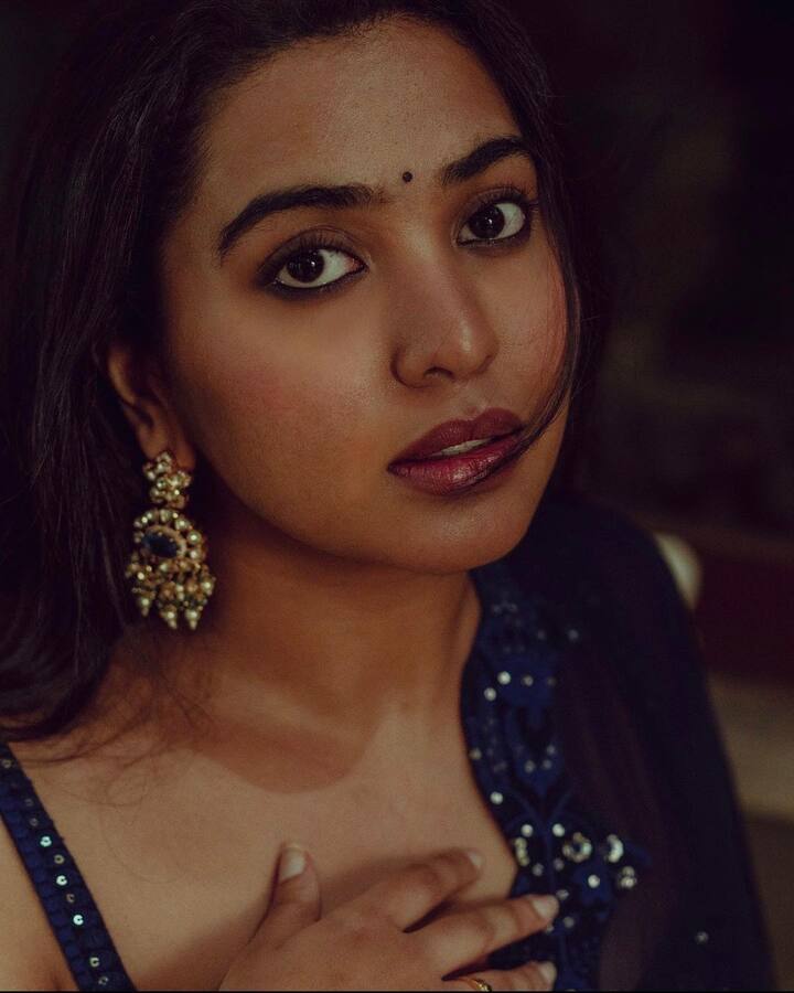 జీవితా రాజేశేఖర్ కూతురిగా ఇండస్ట్రీలోకి అడుగుపెట్టినా.. అందం, అభినయంతో అభిమానులను సంపాదించుకుంది.