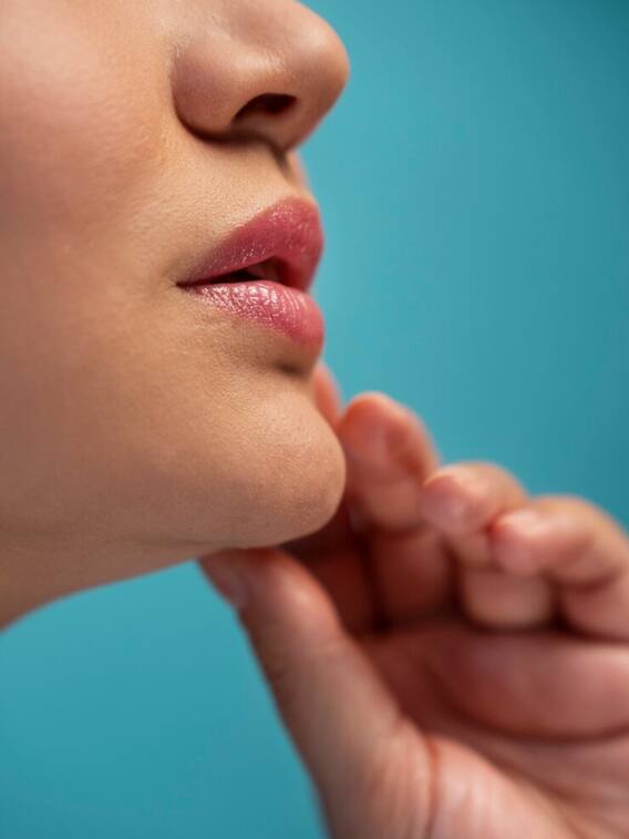 सर्दियों में फटे और रूखे होठों का रखें इस तरह से ख्याल