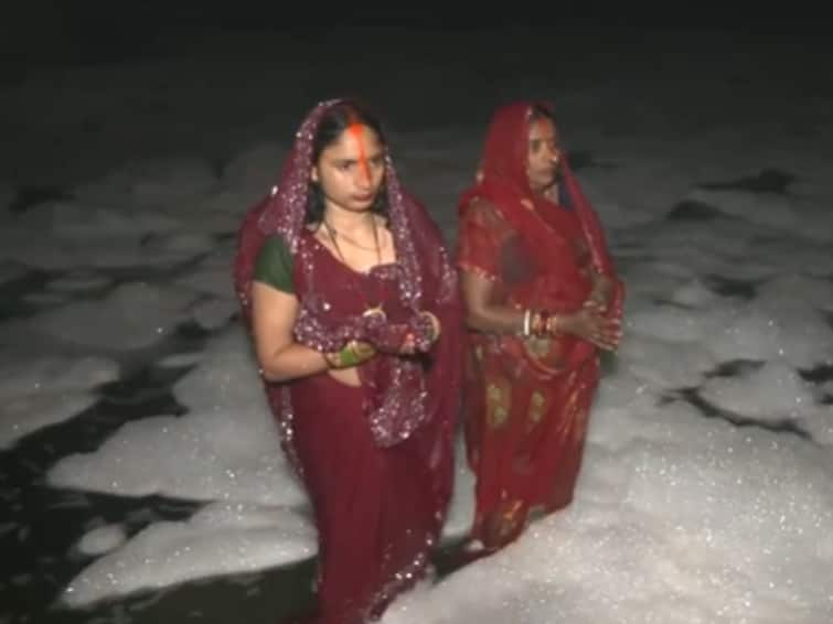 Chhath Puja 2023 Knee Deep In Toxic Foam Devotees Offer Chhath Prayers At Delhi Yamuna River Watch