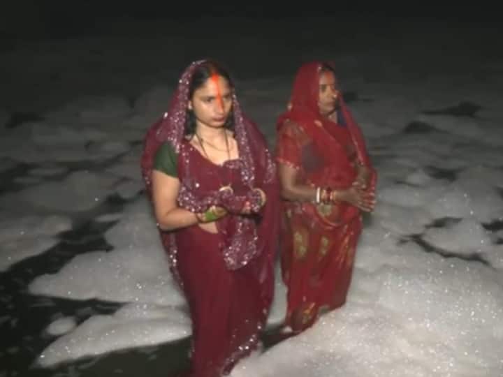 Chhath Puja 2023 Yamuna Toxic Foam Devotees Offer Chhath Prayers Watch Knee-Deep In Toxic Foam, Devotees Offer Chhath Prayers At Delhi's Yamuna River: Watch