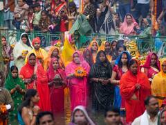 Chhath Puja 2023: उगते सूर्य को अर्घ्य देने के साथ छठ पर्व का हुआ समापन, तस्वीरों में देखें दिल्ली का छठ