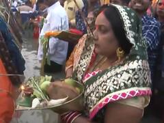 Chhath Puja: यूपी में छठ महापर्व की धूम, उगते सूर्य को अर्घ्य देने उमड़ा सैलाब, देखें तस्वीरें