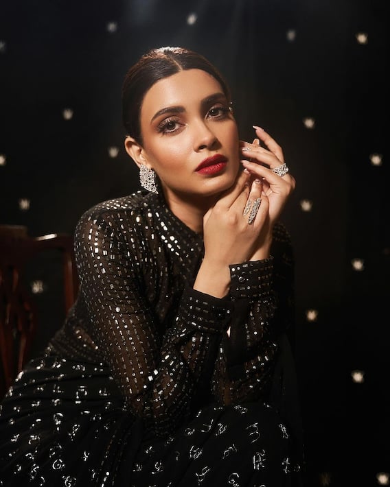 Diana Penty: Diana Penty is looking very glamorous in black saree, see pictures Diana Penty: Diana Penty is looking very glamorous in black saree, see pictures