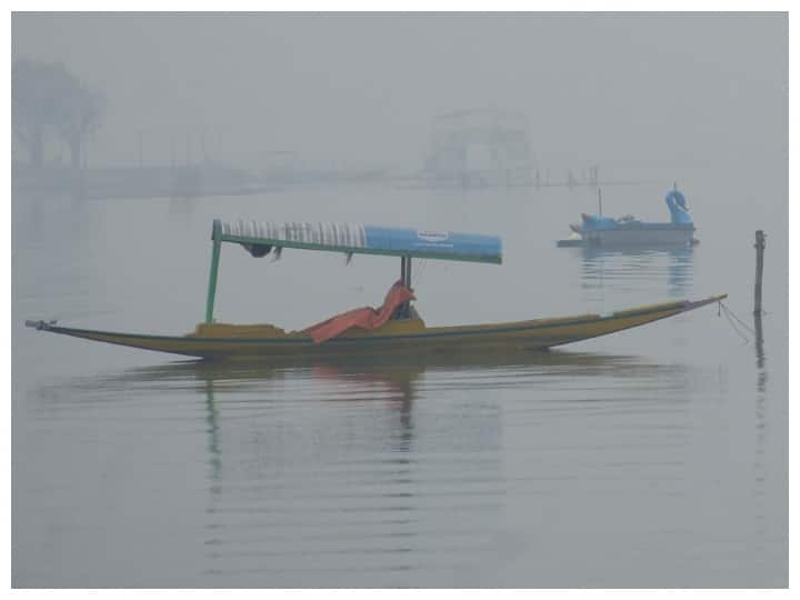 Fog In Srinagar: श्रीनगर सहित कई स्थानों पर बीती रात न्यूनतम तापमान शून्य से नीचे रहा, जिसके कारण सोमवार सुबह घना कोहरा छाया रहा.