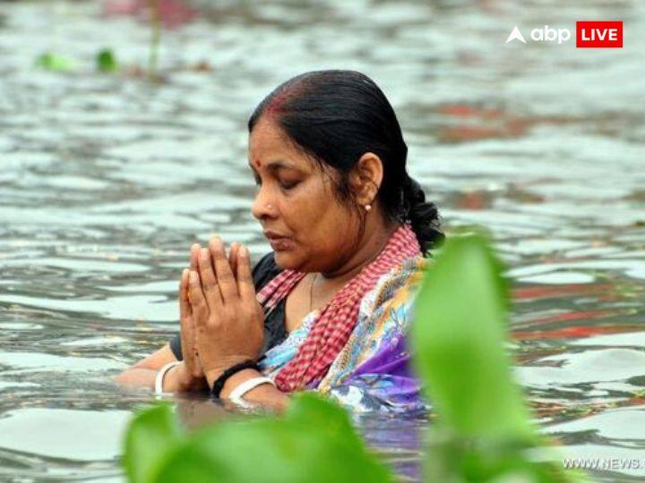 ऐसा माना जाता है इस दिन गंगा नदी में स्नान करने से मनुष्य के सारे पाप धुल जाते हैं. इस दिन भगवान विष्णु की आराधना की जाती है.
