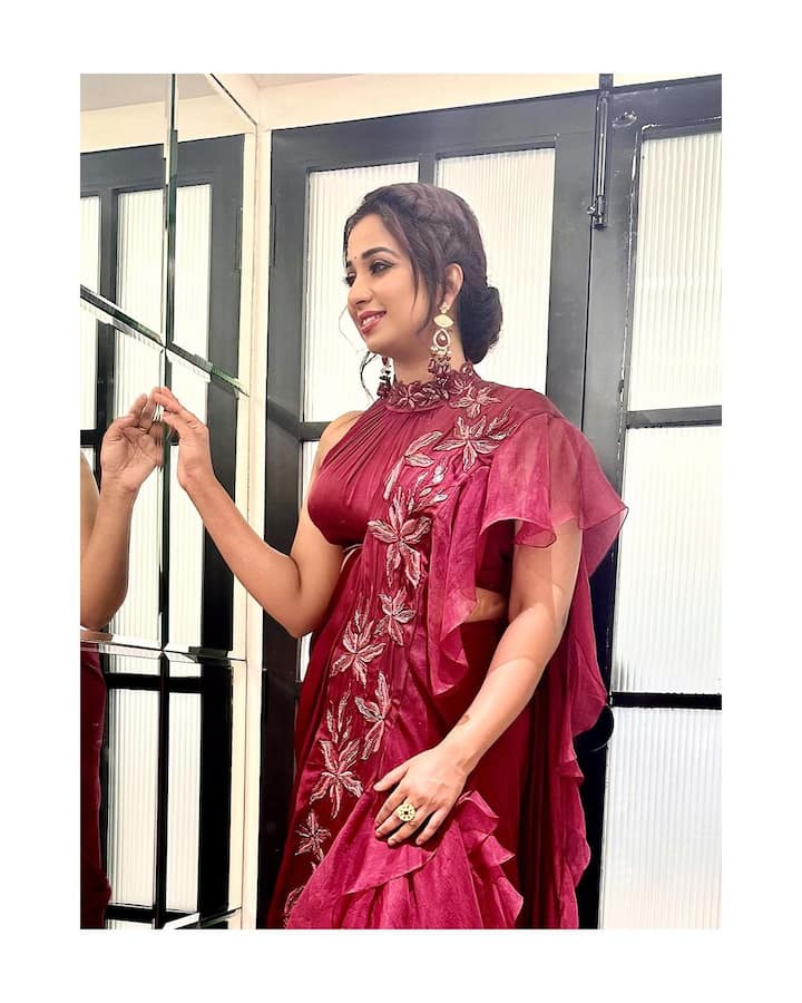 ఈమె స్వరం ఎంత మధురంగా ఉంటుందో, రూపం కూడా అంతే అందంగా ఉంటుంది. (Image Credit: Shreya Ghoshal/Instagram)