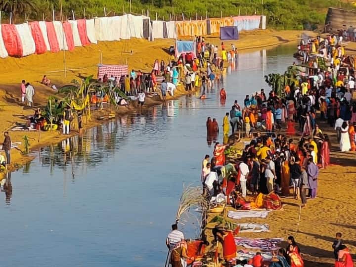 Happy Chhath Puja 2023: लोक आस्था का महापर्व छठ पूजा उदितमान सूर्य को अर्घ्य देने के साथ ही समाप्त हो गया. इससे पहले झारखंड के दुमका में भी छठ घाटों पर सुबह से व्रती पहुंचे.