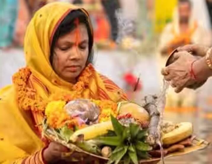 Chhath Puja 2023: આજે સમગ્ર દેશ છઠ્ઠ પૂજાના તહેવારમાં વ્યસ્ત છે. છઠનો તહેવાર એક ખાસ તહેવાર છે, આ તહેવારમાં સિંદૂર લગાવવામાં આવે છે અને અર્પણ પણ કરવામાં આવે છે. જાણો અહીં આ છઠ્ઠ પૂજાના તહેવાર પર કયા રંગનું સિંદૂર લગાવવું અને ચઢાવવું જોઇએ, અને શું છે તેનુ મહત્વ......