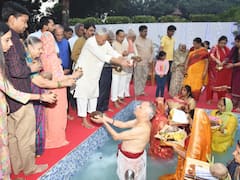 In Pics: सीएम नीतीश कुमार ने उगते सूर्य को दिया अर्घ्य, तस्वीरों में देखें बिहार से लेकर अमेरिका तक का छठ